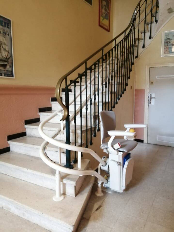 Installation d'un monte-escalier tournant à 3 niveaux à Sète